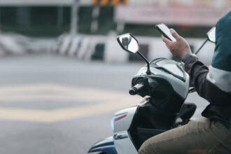 Bawa Motor sambil Maen HP