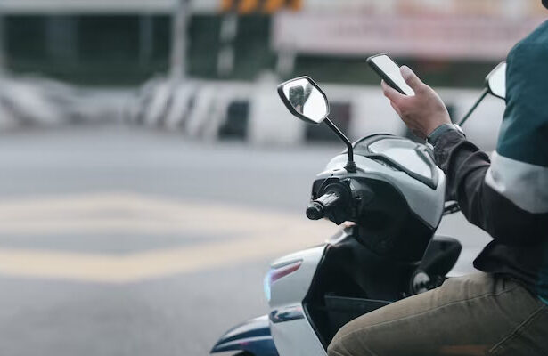 Bawa Motor sambil Maen HP