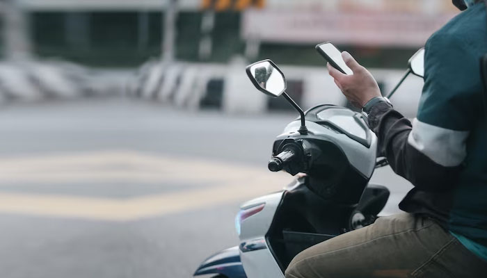Bawa Motor sambil Maen HP