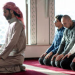 menggerakkan jari ketika tahiyyat