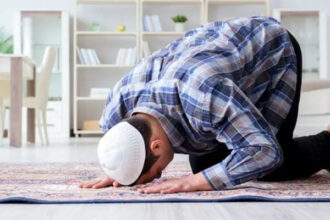 menyingkirkan hewan saat shalat