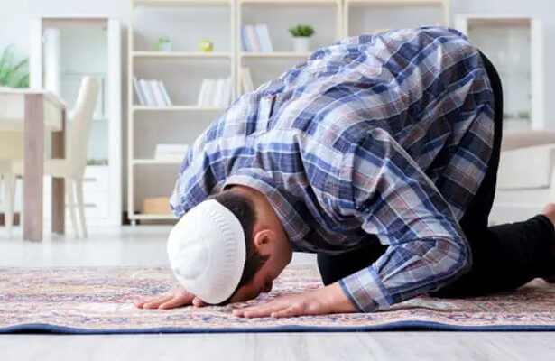 menyingkirkan hewan saat shalat