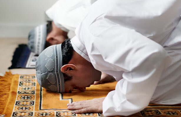 Tempat Terlarang Shalat, Sujud Sahwi, Shalat berjamaah adalah ibadah yang mengandung banyak pelajaran tentang kebersamaan dan persatuan umat Islam.