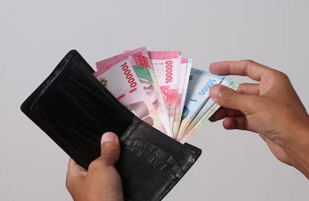 Utang, Keuangan, Ciri Orang Pelit, Suami zakat,Cara Berhemat, utang, 2 Juta, Uang Istri, rezeki halal, tahlilan, gaji suami, korupsi, riba, gaji, penghasilan, poligami, Cara Nabung