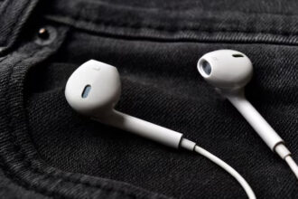 dampak memakai earphone terlalu lama