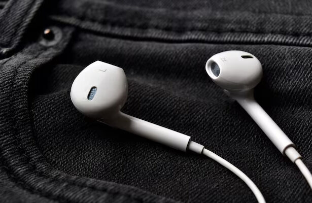 dampak memakai earphone terlalu lama