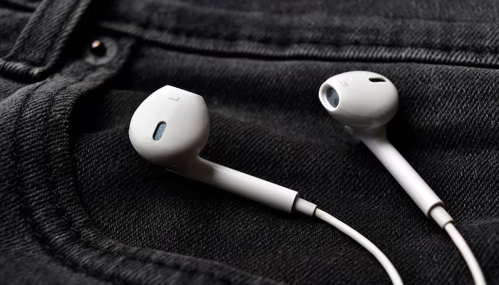 dampak memakai earphone terlalu lama