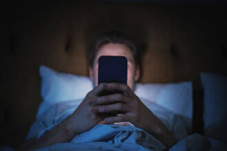 dampak tidur berdekatan dengan HP, brainrot, judi online, Jantung, sinyal hp, Haraam but Normalized, istri, dosa jariyah, video