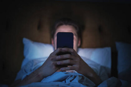 dampak tidur berdekatan dengan HP, brainrot, judi online, Jantung, sinyal hp, Haraam but Normalized, istri, dosa jariyah, video