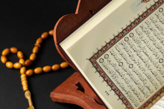 memegang Al-Qur'an saat junubMembaca Al-Qur’an