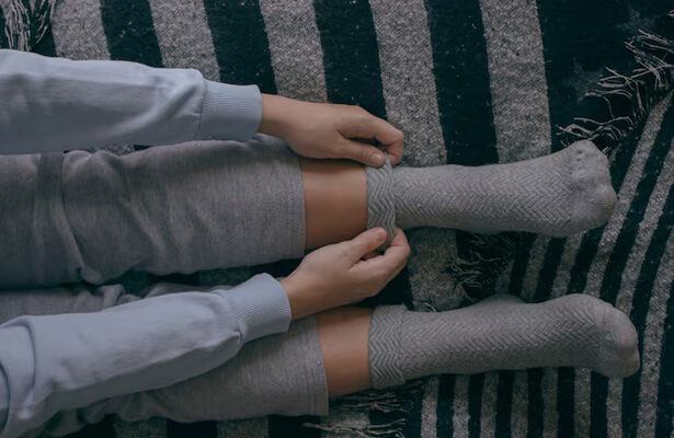 memakai sepatu tanpa kaos kaki