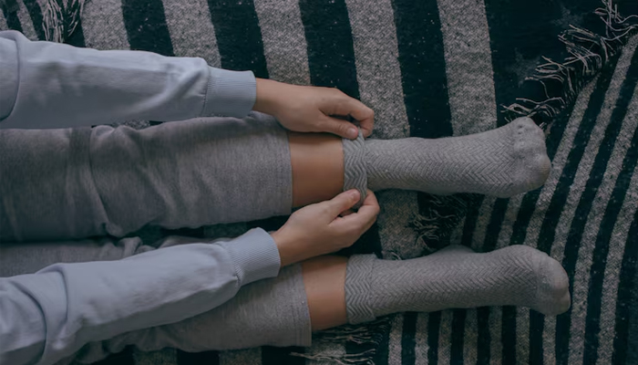 memakai sepatu tanpa kaos kaki