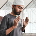 mengeraskan suara ketika shalat, membaca Al-Fatihah