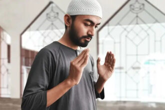 mengeraskan suara ketika shalat