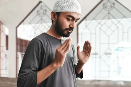 mengeraskan suara ketika shalat