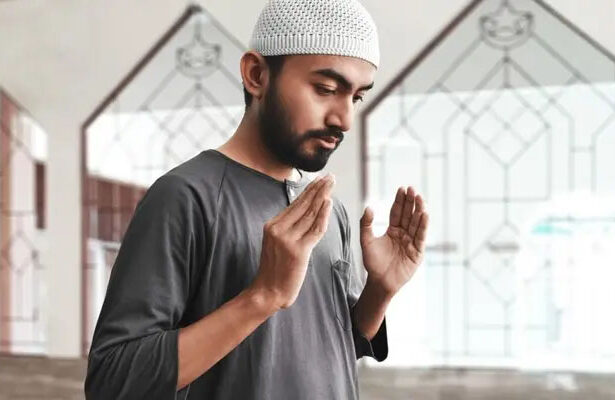 mengeraskan suara ketika shalat