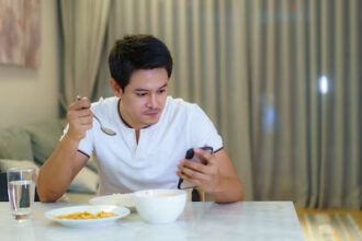 bahaya makan sambil main hp