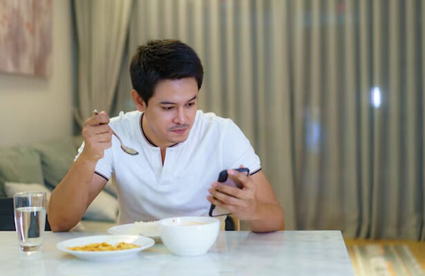 bahaya makan sambil main hp
