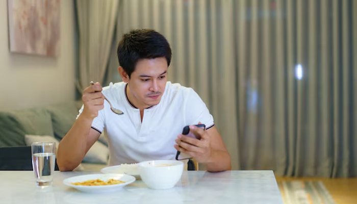 bahaya makan sambil main hp