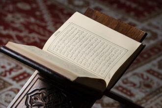 Hukum Tilawah Sambil Tiduran, Kisah dalam Al-Qur’an, Surat Pertama Al-Qur’an, membaca al-quran, Khattam Quran, Al-Qur’an, Umar bin Khattab, Surat Al-Baqarah, membaca al-qur'an, Surah Al-'Alaq