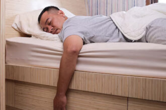 tidur tengkurap