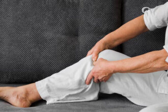 kram kaki saat tidur