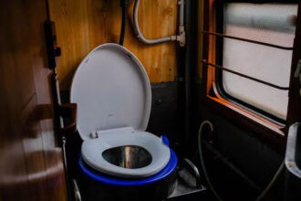 Toilet Bus, buang air kecil, BAB berdarah, gagal ginjal