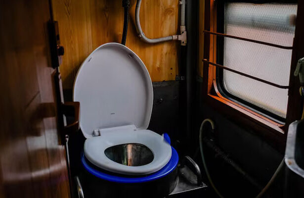 Toilet Bus, buang air kecil, BAB berdarah, gagal ginjal