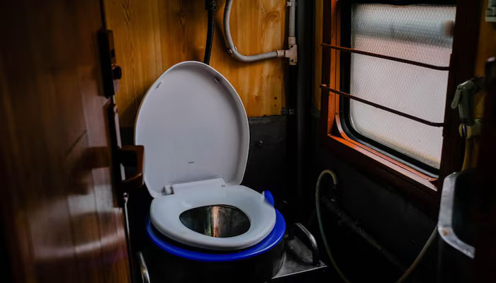 Toilet Bus, buang air kecil, BAB berdarah, gagal ginjal