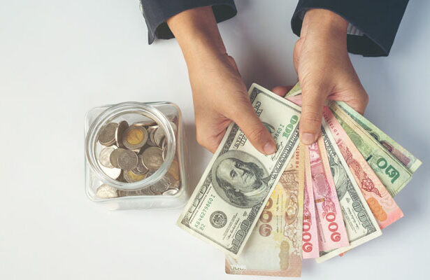 gaji, kredit, rupiah, dolar, masyarakat desa, bank, riba, gaji, Pinjol, Qadirun ‘Alal Kasbi