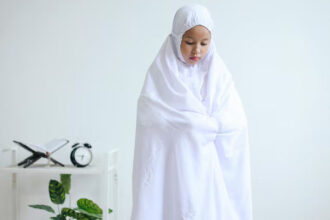 rambut terlihat dari mukena, Istihadhoh