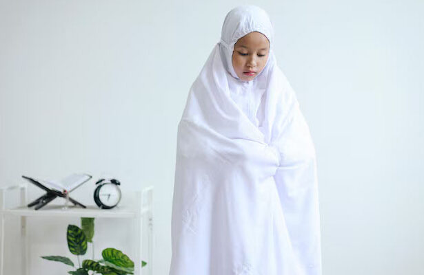 rambut terlihat dari mukena, Istihadhoh
