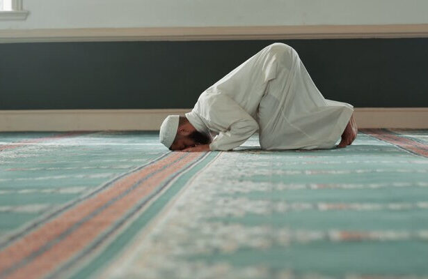 Hukum Mengulang Shalat