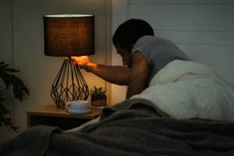 Tidur dengan Lampu Menyala