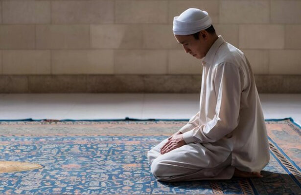 melihat HP saat shalat