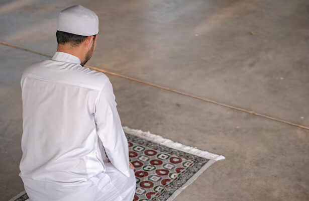 mengakhirkan shalat