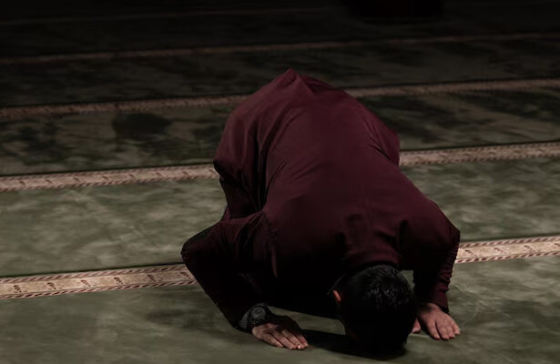 menegur orang shalat