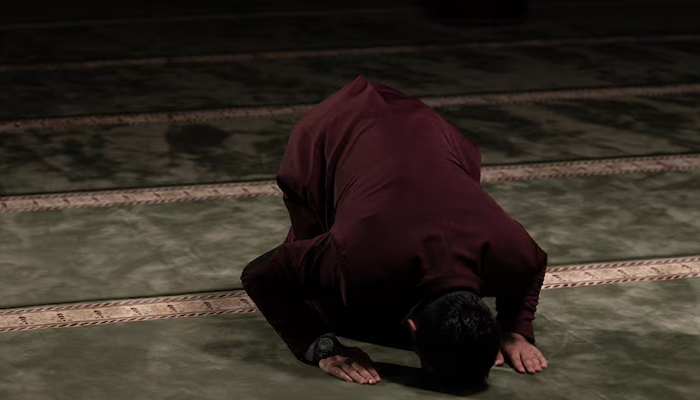 menegur orang shalat