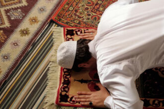 mengambil barang saat shalat