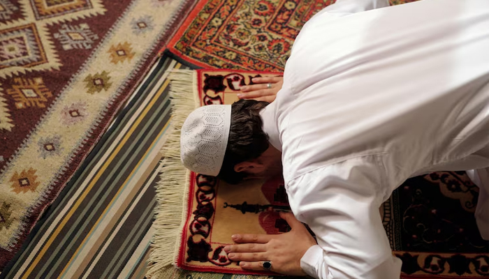 mengambil barang saat shalat