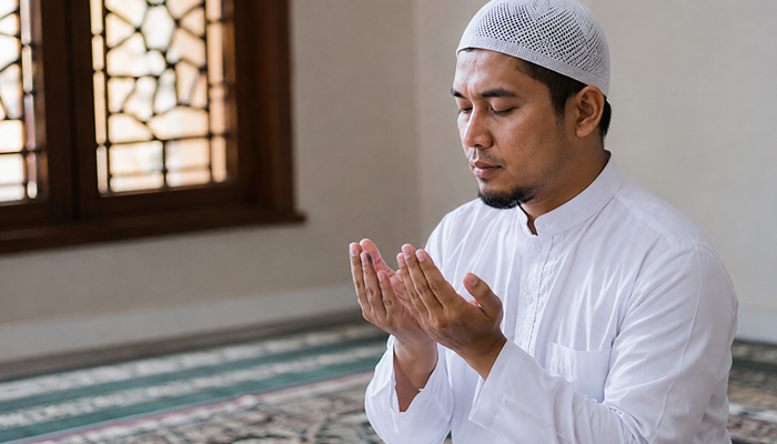 mengangkat tangan saat berdoa