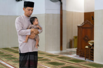 menggendong anak saat shalat
