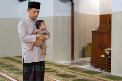 menggendong anak saat shalat