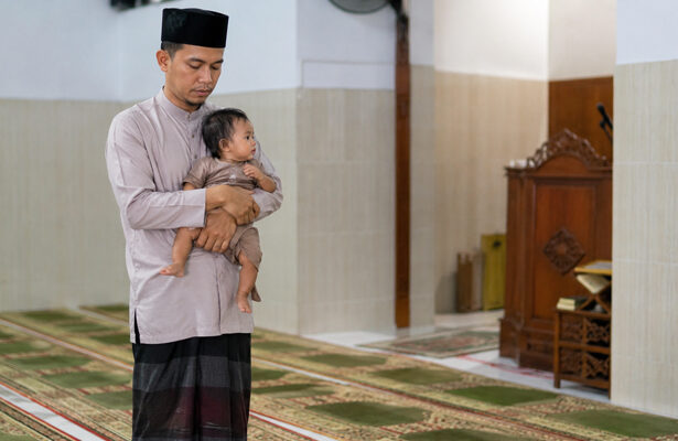 menggendong anak saat shalat