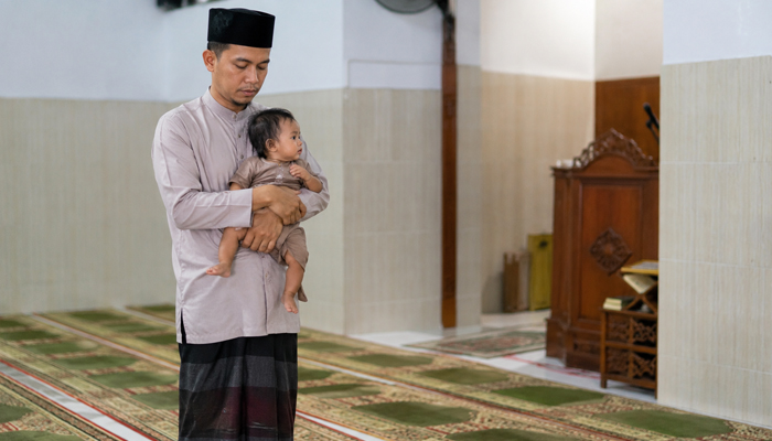 menggendong anak saat shalat