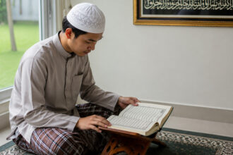 baca Al-Qur'an menghadap kiblat