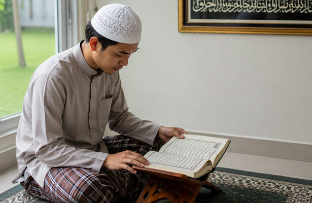 baca Al-Qur'an menghadap kiblat