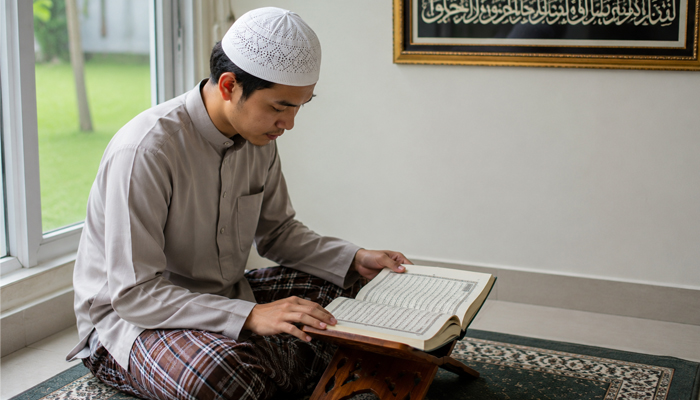 baca Al-Qur'an menghadap kiblat