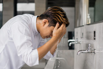 rambut diwarnai