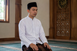 memejamkan mata saat shalat